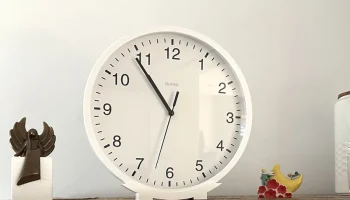 Подставка для настенных часов, настраиваемая Подставка для настенных часов, настраиваемая
