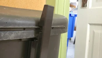 Замок крышки для мусорной корзины Rubbermaid объемом 13 ... 2