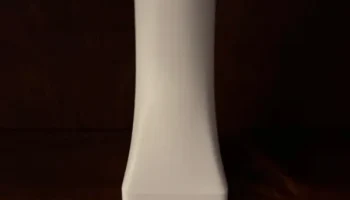Квадратная и круглая высокая ваза...