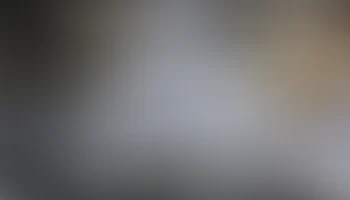 чувственная женщина за столом 1