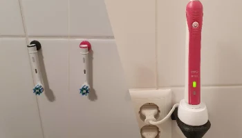 Зарядное устройство Oral-B и держатель зубной щетки.........