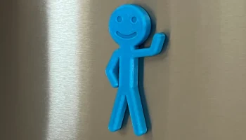 Маленький парень машет магнитом на холодильник...... Маленький парень машет магнитом на холодильник......