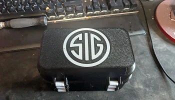 Верхняя часть ящика для боеприпасов с логотипом Sig Sauer...