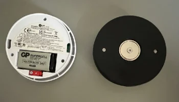 Магнитный держатель адаптера пожарной сигнализации......