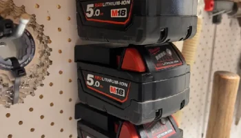 Крепление для аккумулятора Milwaukee M18