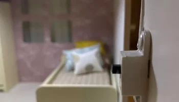 выключатель света в кукольном домике