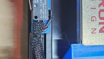 Выключатель света на двери холодильника Voron 7
