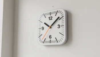 Минимальные настенные часы в стиле Apple