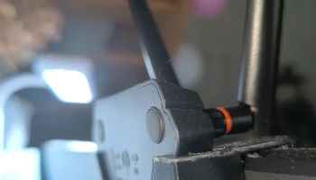 Крепление антенны Wi-Fi для монитора... 1