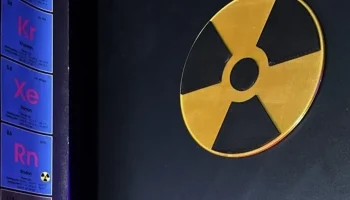Табличка об ионизирующем излучении с магнитным креплением...