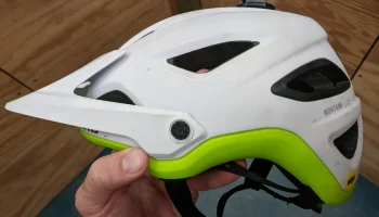Винт козырька Giro Montaro 3