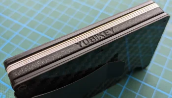 Еще один футляр YubiKey размером с кредитную карту 1