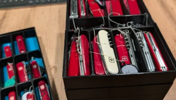 Штабелируемый контейнер для швейцарских армейских ножей....