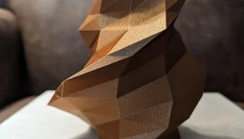 Асимметричная, низкополигональная, скрученная ваза 2