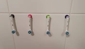 Зарядное устройство Oral-B и держатель зубной щетки......... 4