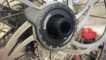 Адаптер/держатель/крепление Centerlock для магнита двигат...