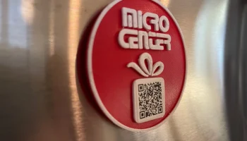 QR-код подарочного магнита Microcenter Present......