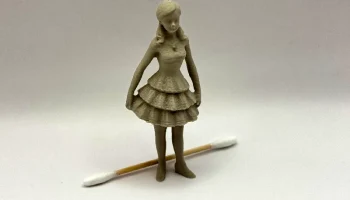 Фигурка маленькой девочки