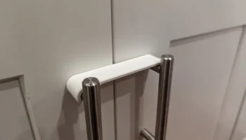 Детский замок на дверце шкафа