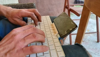 держатель для телефона или планшета на коленях для клави...