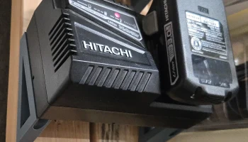 Зарядное устройство Hitachi UC18YFSL, настенное крепление