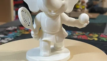 Девушка-слон в мультяшном стиле играет в теннис (высота:... 5