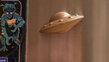 Светящийся в темноте магнит на холодильник НЛО...... 1