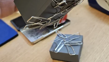 Magnetw&uuml;rfel f&uuml;r B&uuml;roklammern - Магнит-куб скрепки для бу...