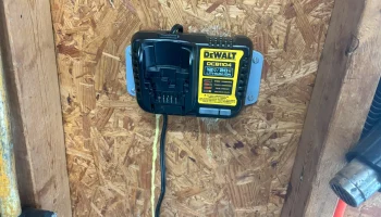 Настенное крепление для зарядного устройства Dewalt DCB1104