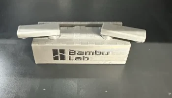 Замок подъемника крышки AMS с логотипом Bambu Замок подъемника крышки AMS с логотипом Bambu