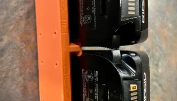 RIDGID Tools Двойной наклонный держатель для батарей 18 В 1