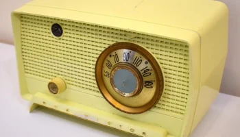 Блок и счетчик лезвий (1956 RCA Victor AM Radio) 4