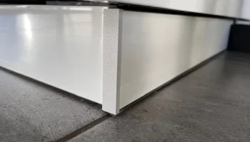 Торцевая заглушка кухонного плинтуса по методу Ikea