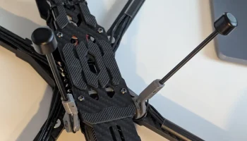 Axisflying Manta 10" - крепление для антенны VTX............ 1