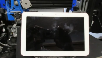 Google Nest Hub под кронштейном для вешалки шкафа 4
