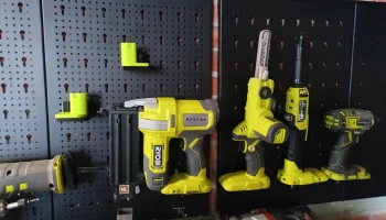 Инструменты Ryobi с перфорированной панелью HBM + крепле... Инструменты Ryobi с перфорированной панелью HBM + крепле...