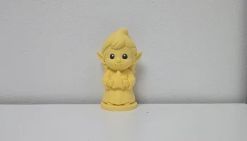 Улыбающаяся эльфийка с рождественской фигуркой звезды