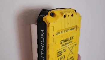 Настенный держатель для батарей Stanley fatmax 18 В