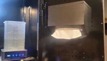 Диспенсер для полотенец Kleenex с магнитными точками......