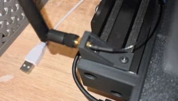 SMA WiFi-антенна крепится к экструзии с помощью Т-образны...
