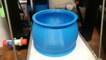 Ваза для цветов, напечатанных на 3D-принтере....... 3