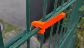 Крючок для забора из двойной проволочной сетки