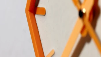 Шестиугольные настенные часы из PLA и бетона 1