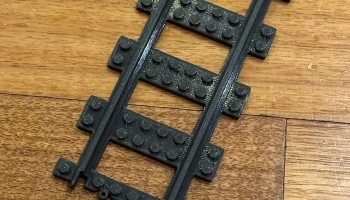 Поезд Lego - прямой рельс - с новым более сильным замком Поезд Lego - прямой рельс - с новым более сильным замком