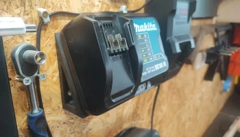 Зарядное устройство Makita DC10SA и настенное крепление ... 5