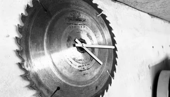 Настенные часы с пильным полотном Настенные часы с пильным полотном