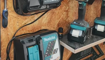 Зарядное устройство Makita DC10SA и настенное крепление ... Зарядное устройство Makita DC10SA и настенное крепление ...