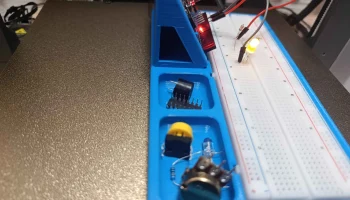 Arduino Uno и держатель макета 1