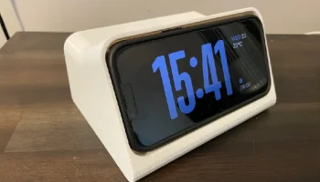 Док-станция для iPhone в режиме ожидания (14 и 15 с чехлом) 1