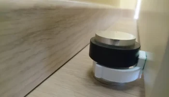 Дверная защелка для упора круглой двери